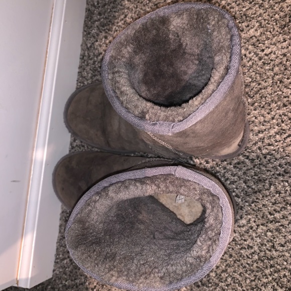 UGGS - Picture 3 of 4